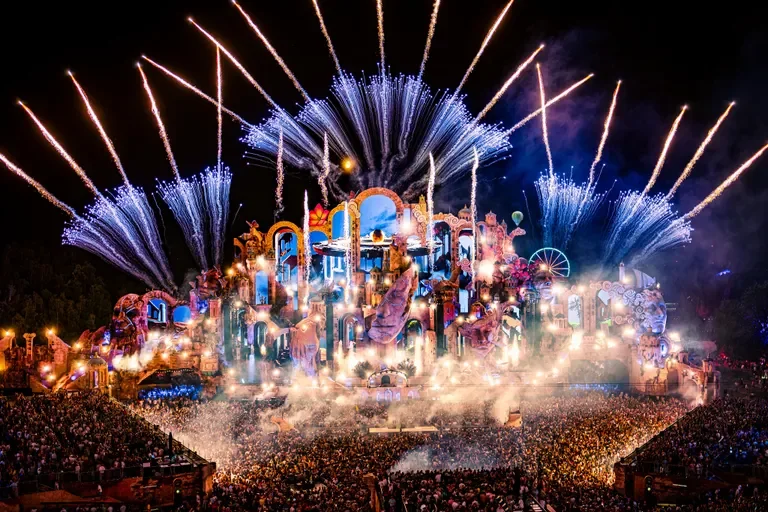 Foto: Tomorrowland – offisiell festivalside Tomorrowland – scene og publikum